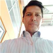 El profesor de español imparte clases a todos los niños